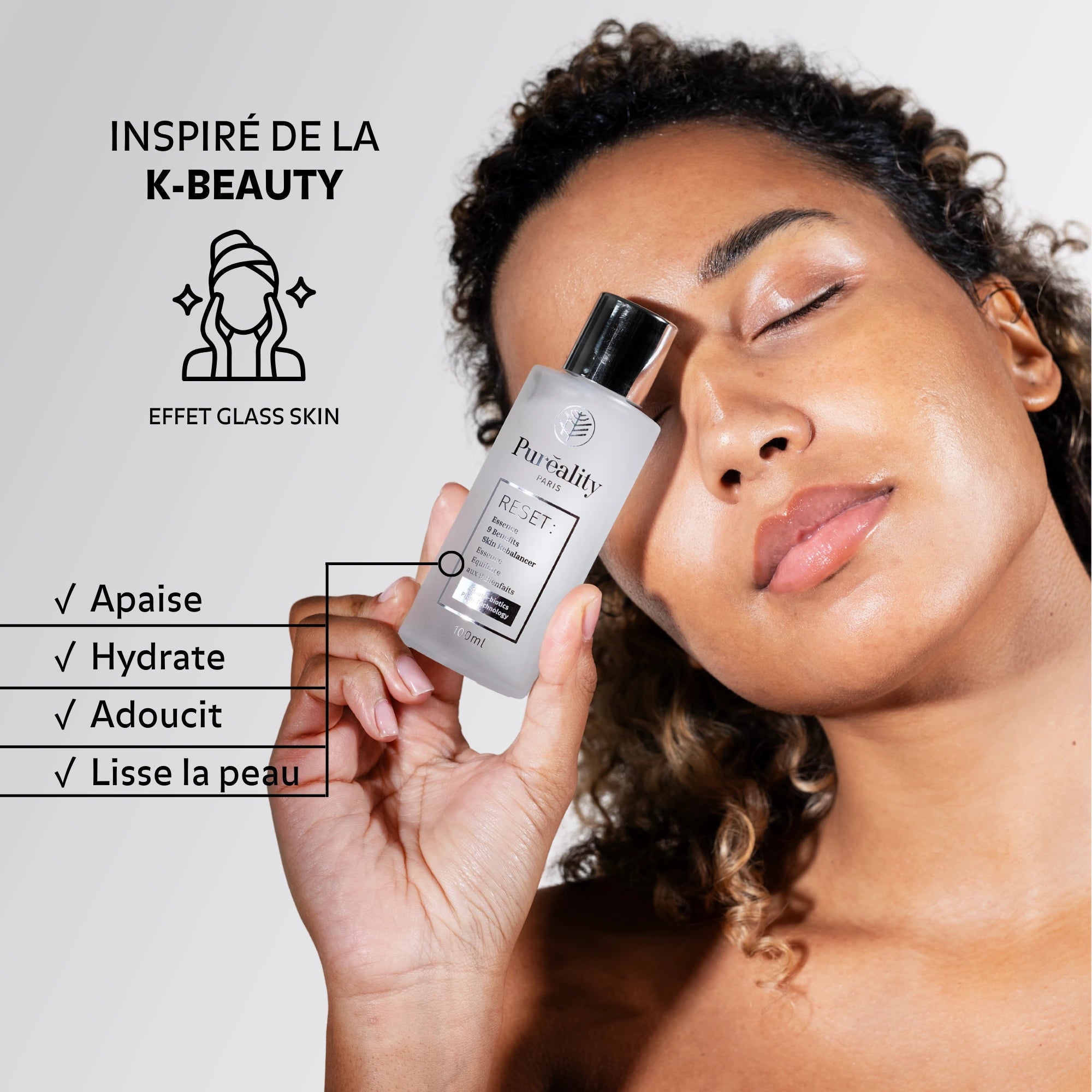 Application de l’Essence Rééquilibrante Pureality inspirée de la K-Beauty pour un effet glass skin qui apaise, hydrate, adoucit et lisse la peau.