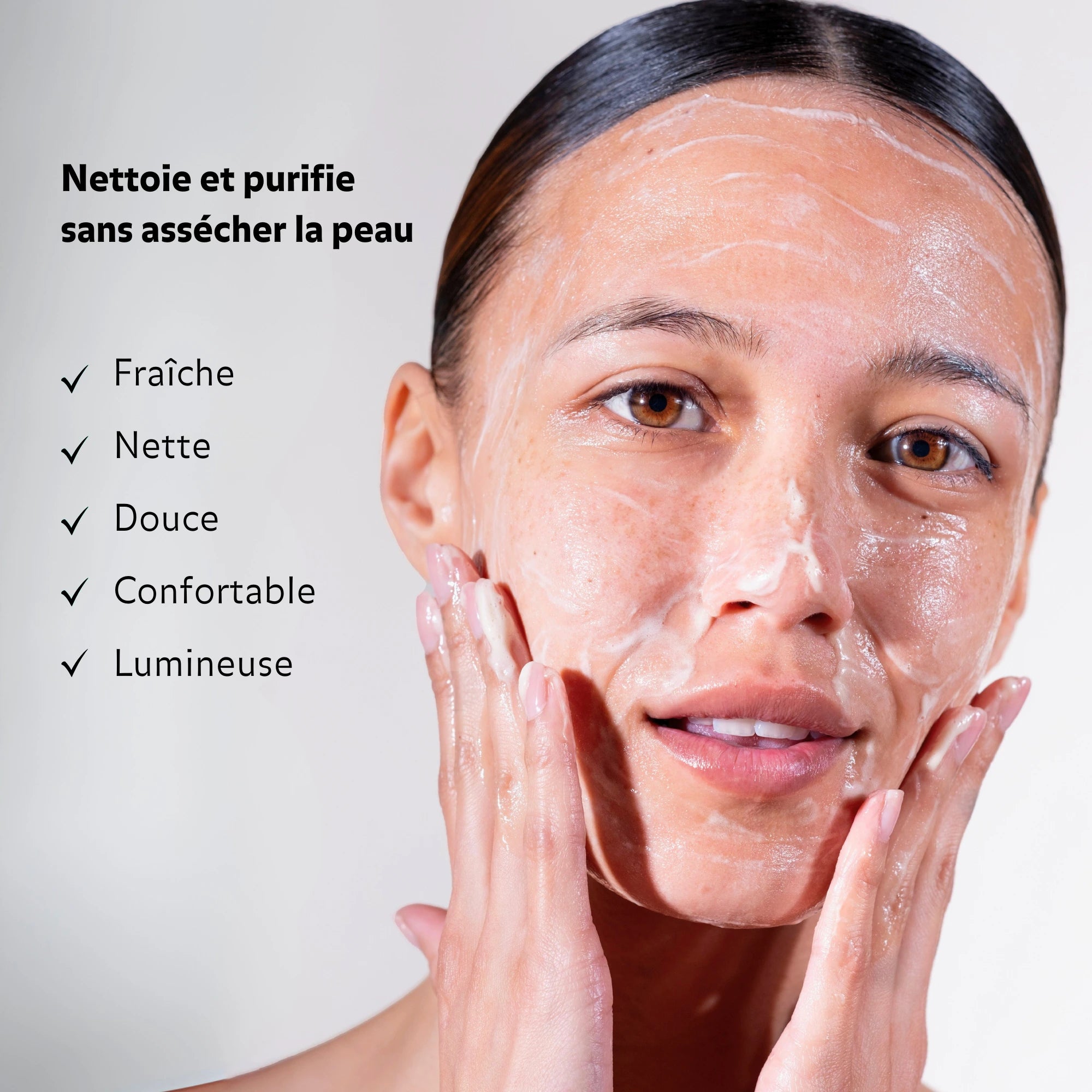 Application du Nettoyant Éclat Peau Neuve Pureality qui nettoie et purifie sans assécher pour une peau fraîche, nette, douce, confortable et lumineuse