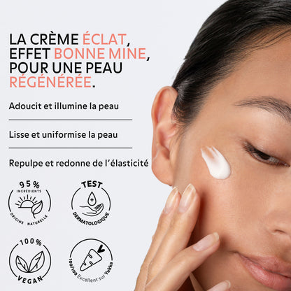Image promotionnelle d’une crème visage éclat : gros plan d’un visage féminin appliquant une noisette de crème sur la joue. À gauche, texte marketing indiquant « La crème éclat, effet bonne mine, pour une peau régénérée ». Bénéfices listés : adoucit et illumine la peau, lisse et uniformise, repulpe et redonne de l’élasticité. Icônes en bas mentionnant 95 % d’ingrédients d’origine naturelle, test dermatologique, 100 % vegan et note Yuka excellente.
