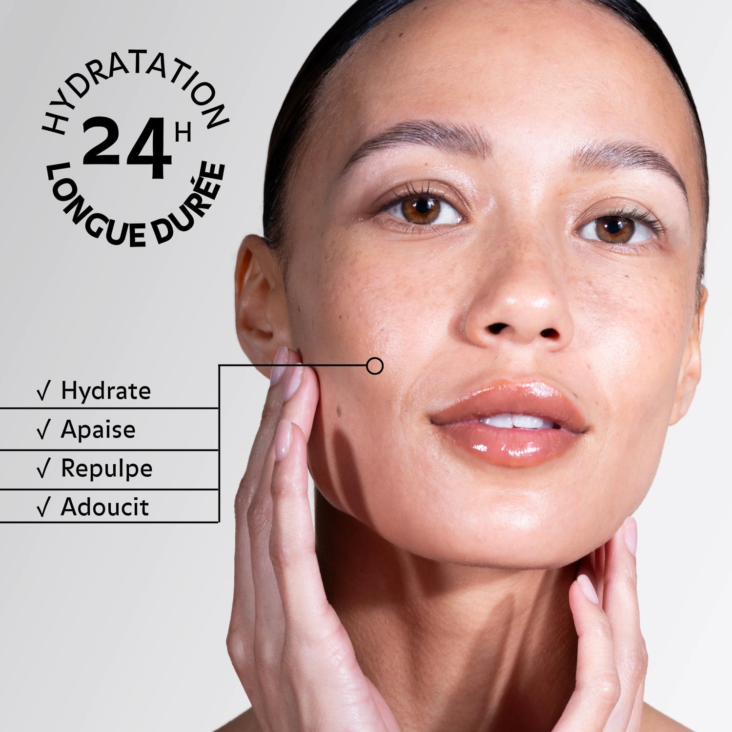Application de la Crème-Sérum Hydra-Confort Pureality – hydrate, apaise, repulpe et adoucit la peau pendant 24 h.