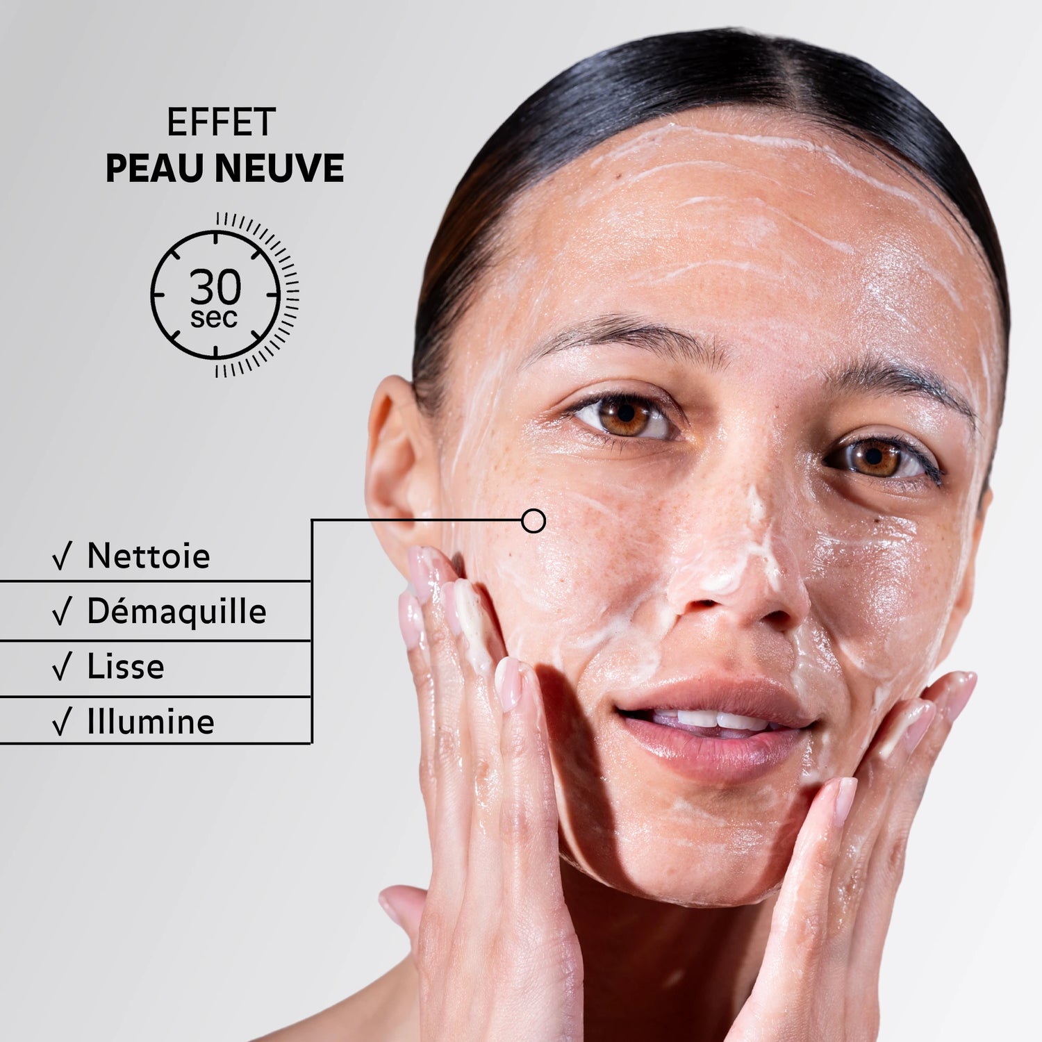 Application du Nettoyant Éclat Peau Neuve Pureality – nettoie, démaquille, lisse et illumine la peau en 30 secondes pour un effet peau neuve.