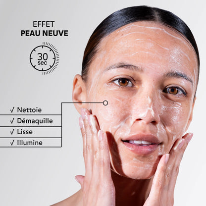 Application du Nettoyant Éclat Peau Neuve Pureality – nettoie, démaquille, lisse et illumine la peau en 30 secondes pour un effet peau neuve.