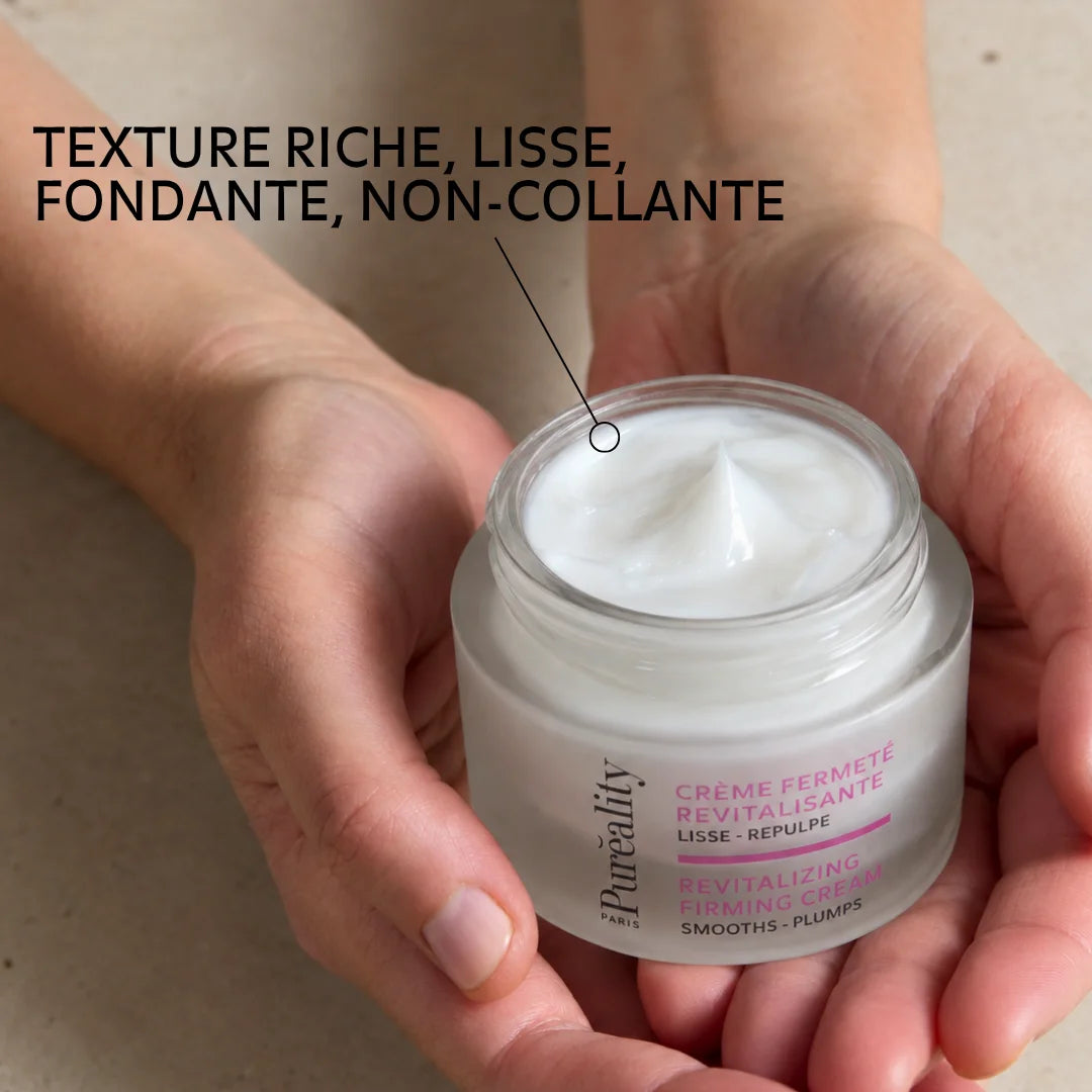 Texture riche, lisse, fondante et non collante de la Crème Fermeté Revitalisante Puréality dans son pot ouvert.