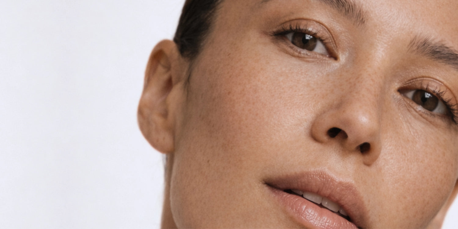 Soins naturels biotech Français pour peaux sensibles
Gros plan sur le visage d’une femme à la peau lumineuse et naturelle, accompagné d’un message mettant en avant des soins biotech français pour peaux sensibles, composés à minimum 95 % d’ingrédients d’origine naturelle et testés dermatologiquement.