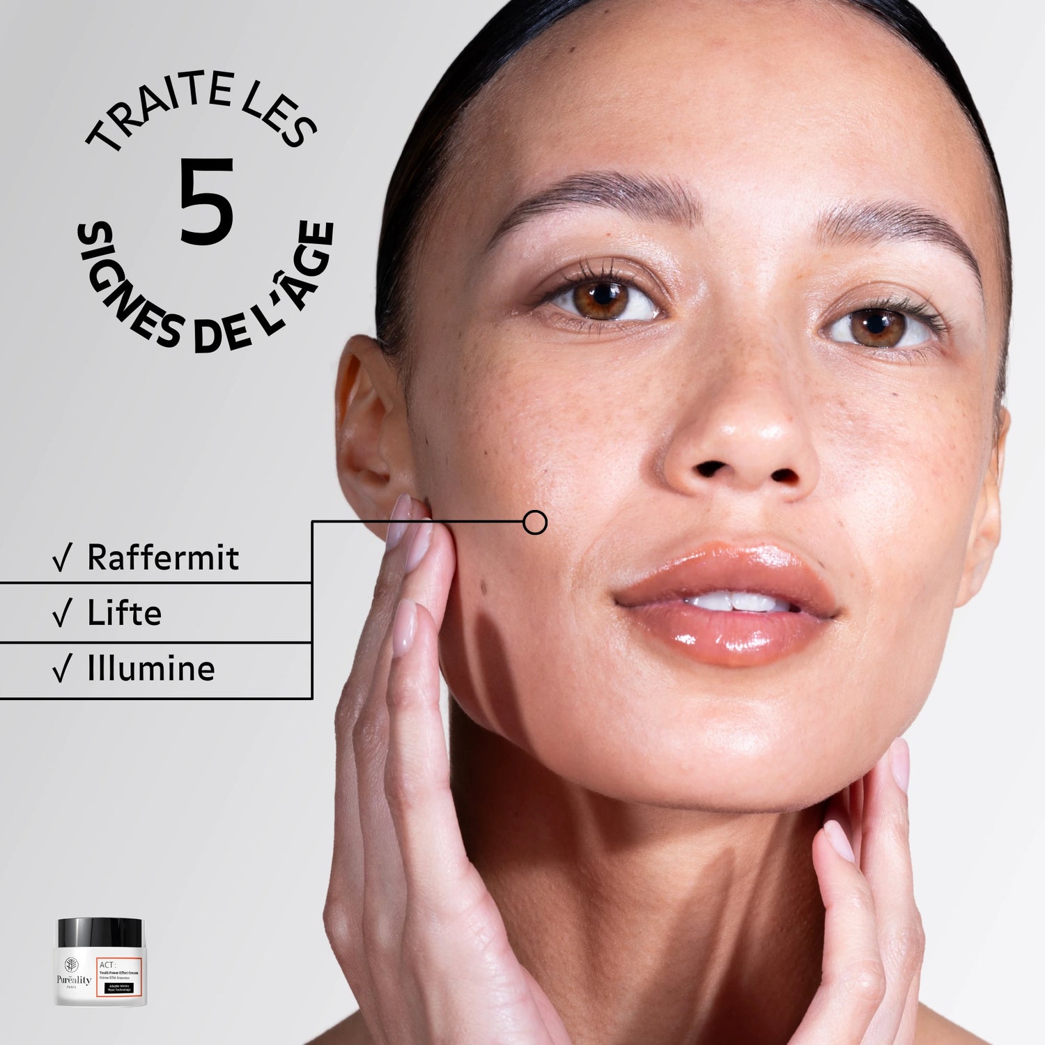 Application de la Crème Éclat Régénérante Pureality qui raffermit, lifte et illumine la peau. Cible les 5 signes de l’âge.