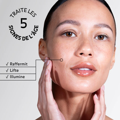 Application de la Crème Éclat Régénérante Pureality qui raffermit, lifte et illumine la peau. Cible les 5 signes de l’âge.